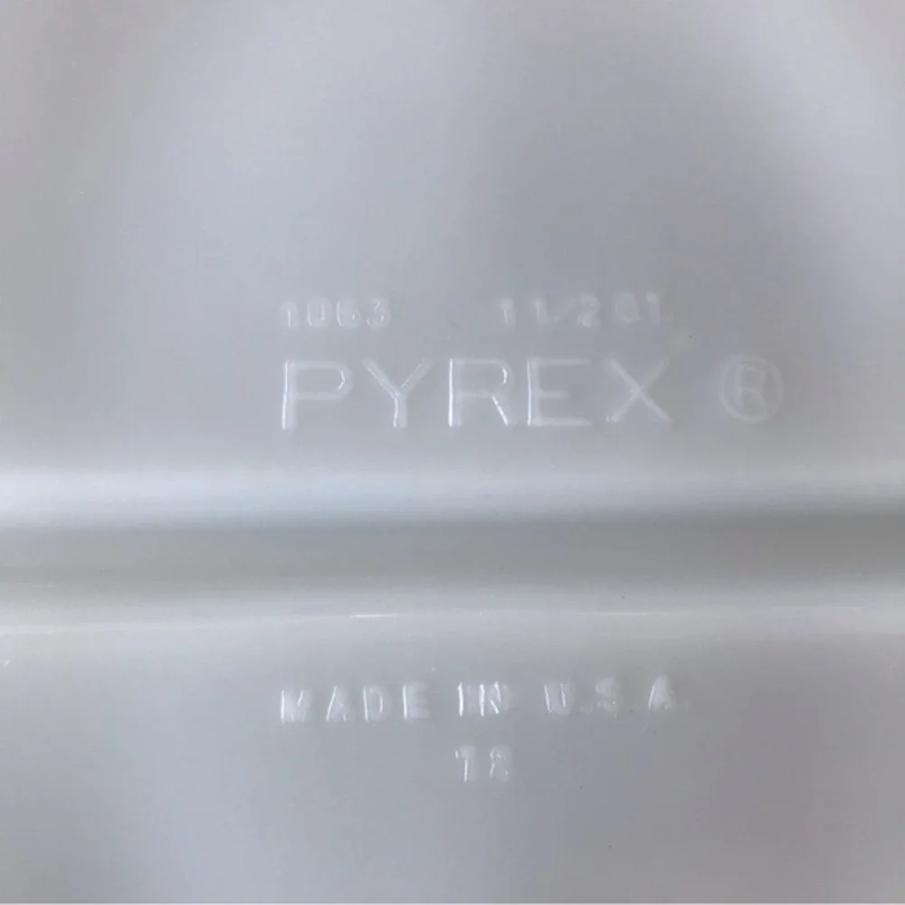 Vintage PYREX Oval‎ 1.5Q Divided Casserole Dish Milk Glass #1063
